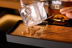 这种“冰压纹机”可以让你完全升级你的鸡尾酒和自定义品牌冰块