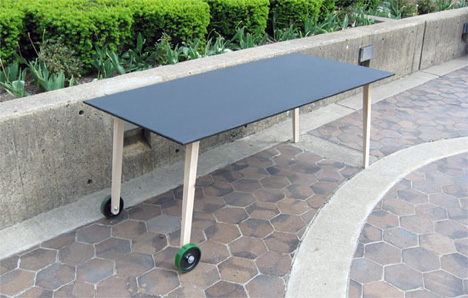 由Henry Julier设计的黑板餐桌