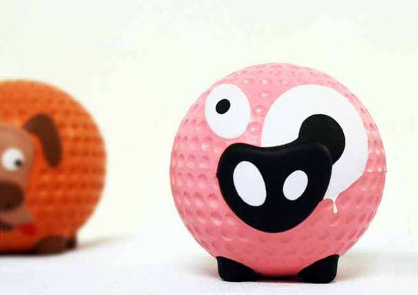 由先生夫人设计的类似高尔夫球的游戏球上的动物脸和脚