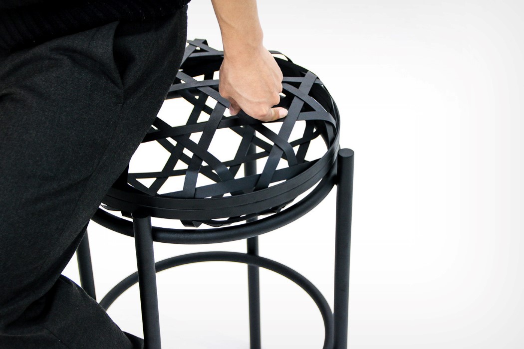 Weave凳子使用金属条和中空空间来创造体积