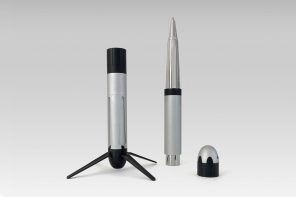 SpaceX公司的启发笔矗立在你的办公桌一样的猎鹰9号火箭的迷你翻版！