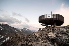 这个未来主义的观景台在意大利阿尔卑斯山上空10666英尺的上空盘旋!