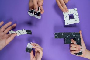 这种磁性游戏瓷砖的下一代包可以让你从下国际象棋玩一切LEGO和积木！