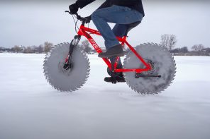 圆锯锯片取代了这个经典公路自行车的轮胎，帮助它骑在冰上！