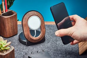 iPhone 12 MagSafe充电器得到一old-fashioned touch with Grovemade’s wooden charging stand
