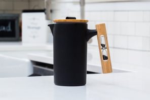 这款法式压滤咖啡机的手柄上有一个沙漏，可以让你完美地把握煮咖啡的时间!