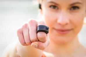 这款小巧的智能戒指可以让你远程控制你的智能手机，而不用把它从口袋里拿出来