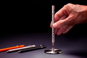 这种永恒的钛+ Cerakote笔配有最满意的平滑螺栓动作机制