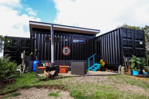随着生态保温和太阳能，这款来自五个装运容器的微小房屋是为偏离网格生活而设计的！