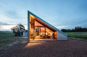 这款40平方米可持续的小型家用采用重新灌注材料建造，拥有30度的太阳能镶板屋顶！