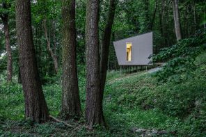 这个小木屋漂浮在森林的斜坡上，以保护自然景观和原有的树木!