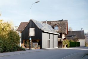 瑞士这座19世纪50年代的乡村谷仓被改造成一个全木制内饰的当代住宅