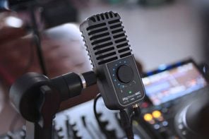 iRig Stream Mic Pro让你只用一部iPhone就能专业地录制自己的播客