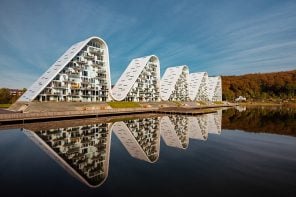 引人注目的波浪形建筑为这个丹麦小镇的天际线增添了动态的形式