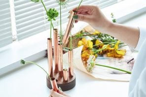 这个铜管子花瓶允许您创建一个可爱的极简主义的插花