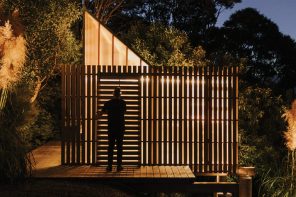 新西兰的这个木质聚碳酸酯小屋在黑暗中发光