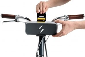 把你的自行车完全电动与这个口袋配件，提供智能踏板辅助