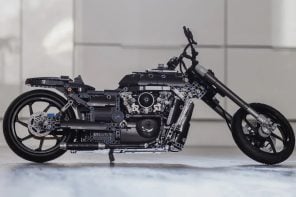 华丽的乐高热杆摩托车以砖块为基础的V2引擎和移动活塞为特色