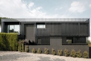 这座全黑的垂直钢板条住宅位于巴塞罗那，是现代家庭住宅的定义