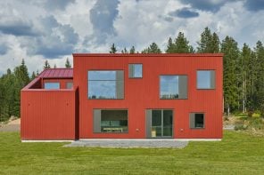 这座红漆的瑞典房子是根据严格的规划场地规定建造的