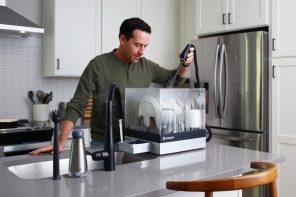 这个紧凑的桌面洗碗机允许您快速spray-wash菜少80%水