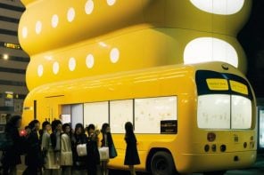 这款未来派的校车是在人工智能的帮助下设计的，它使用了可充气的部件，为巴士旅行增添了一些乐趣
