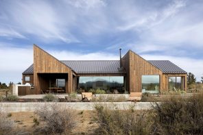 这个交叉层压木材沙漠住宅在可持续性和美观方面评分很高