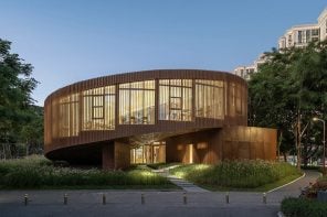 螺旋式上升的书屋在深圳看起来像一个艺术雕塑和提供一个田园诗般的河滨公园的观点