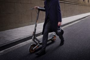 这个可折叠e-scooter配有一个马克斯37英里的范围,使它适合城市通勤