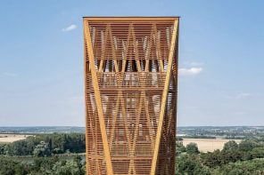 这蜿蜒的木材瞭望塔在布达佩斯360度的观点提供了一个自然保护区