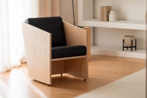 温暖的胶合板椅子上展示了这个简单的美丽和功能材料