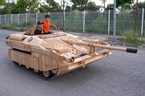 掌握木工和充满激情的父亲构建实物大小的坦克从“世界的坦克”他的儿子