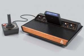 Retro-modern雅达利2600 +控制台在高清晰度中扮演经典游戏墨盒