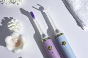 未来口服护理组织在此配有三进一模牙刷,Brushes、Flosses和scraps